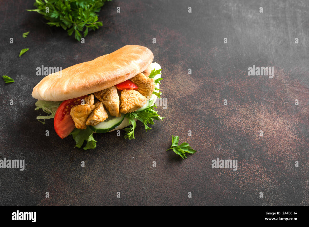 Chicken Tikka Naan Sandwich. Indisches Fladenbrot Sandwiches mit Hähnchen und Gemüse, kopieren. Stockfoto