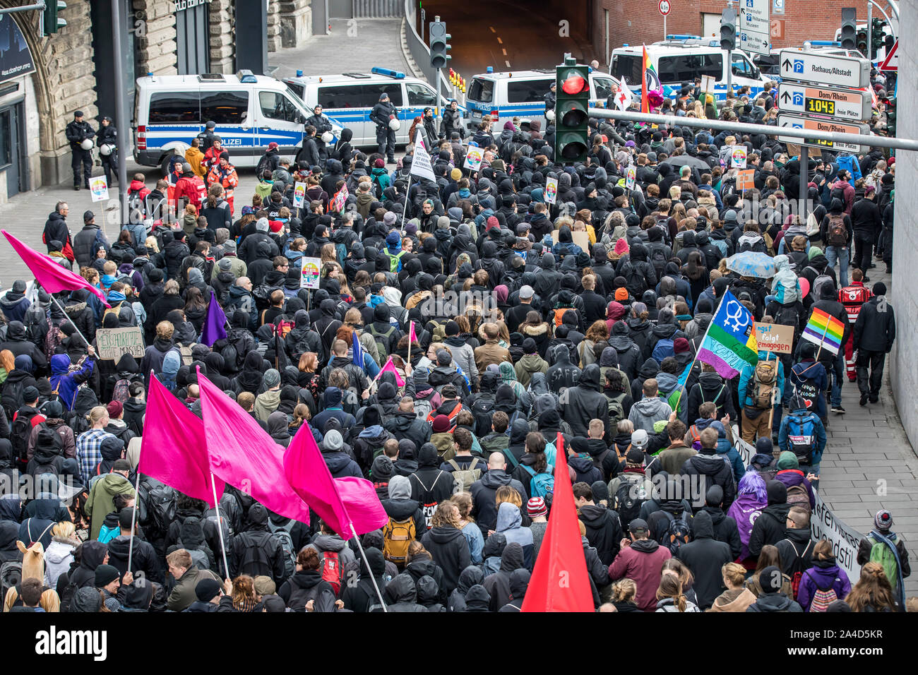 Teilweise vermummten Demonstranten, den so genannten schwarzen Block, während der Proteste gegen die AFD Parteitag in Köln, Stockfoto