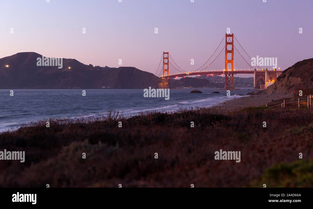 Blick auf die Golden Gate Bridge von Baker Strand bei Sonnenuntergang Stockfoto