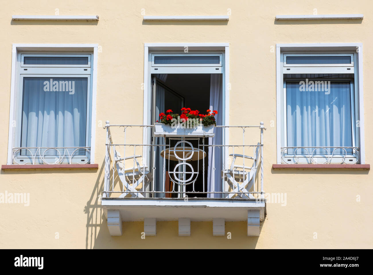 Kleiner Balkon in einem Wohnhaus, Platz für 2 Stühle und ein Tisch, Stockfoto