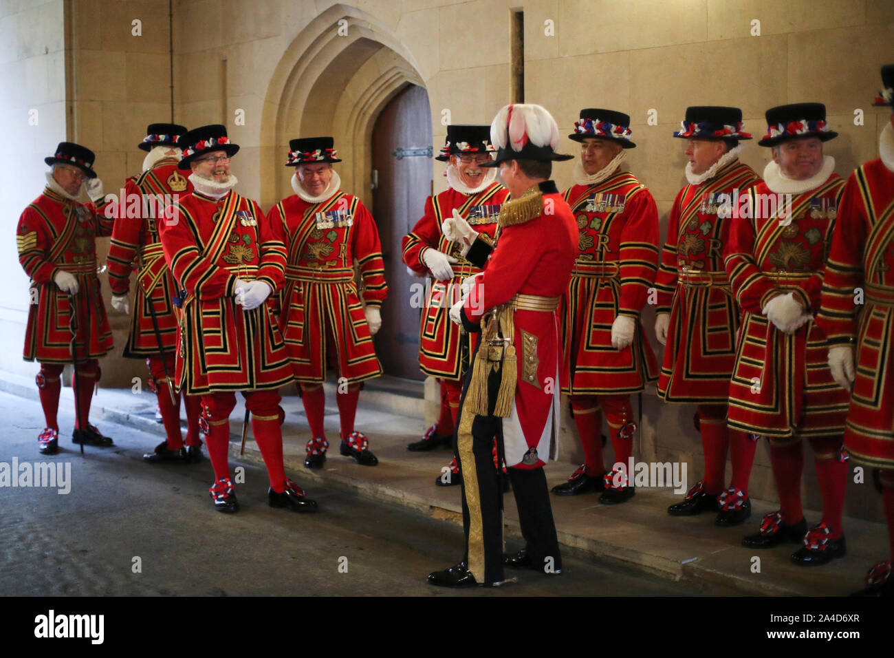 Mitglieder der Yeoman Wachmann am Eingang des Herrschers vor der von Königin Elizabeth II., im Oberhaus im Palast von Westminster in London. Stockfoto