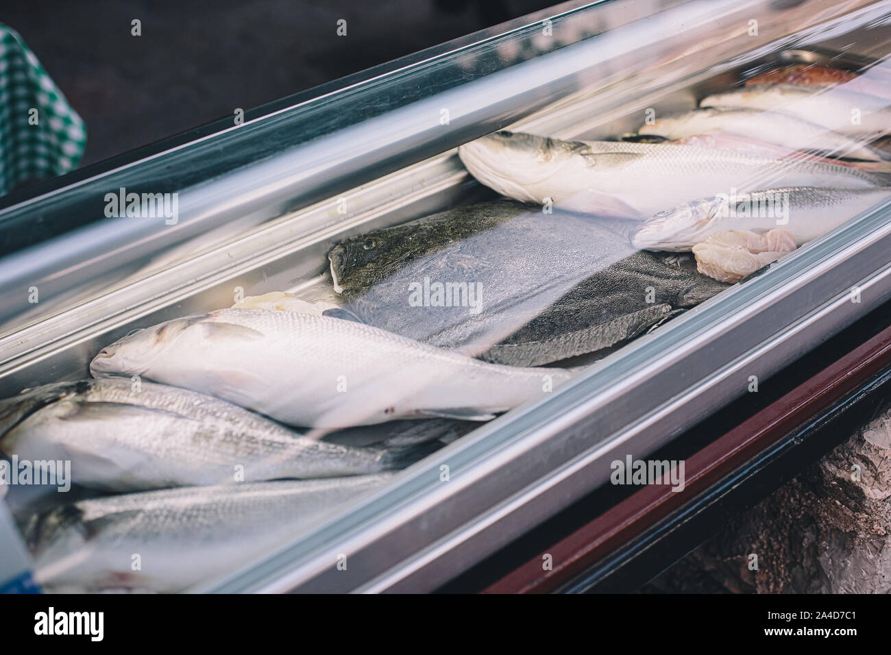 Frischen, rohen Fisch im Kühlschrank der Supermarkt oder Restaurant in Eis.  Meeresfrüchte gesundes Essen Konzept Stockfotografie - Alamy