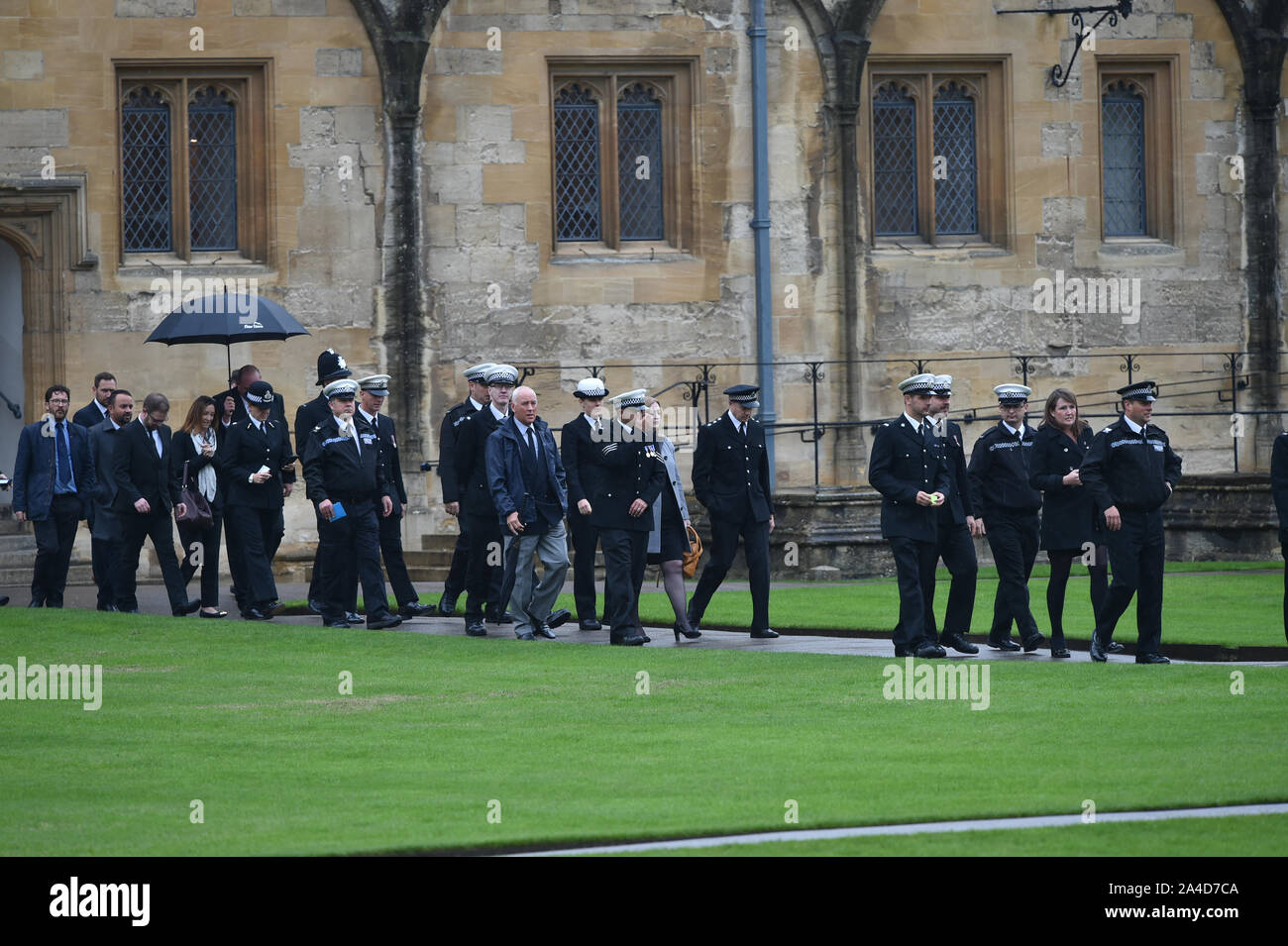 Trauernde kommen an der Christ Church Kathedrale in St. Aldate's, Oxford für das Begräbnis des PC Andrew Harper, der Thames Valley Police Officer, die starben, während die Reaktion auf Berichte über einen Einbruch. Stockfoto