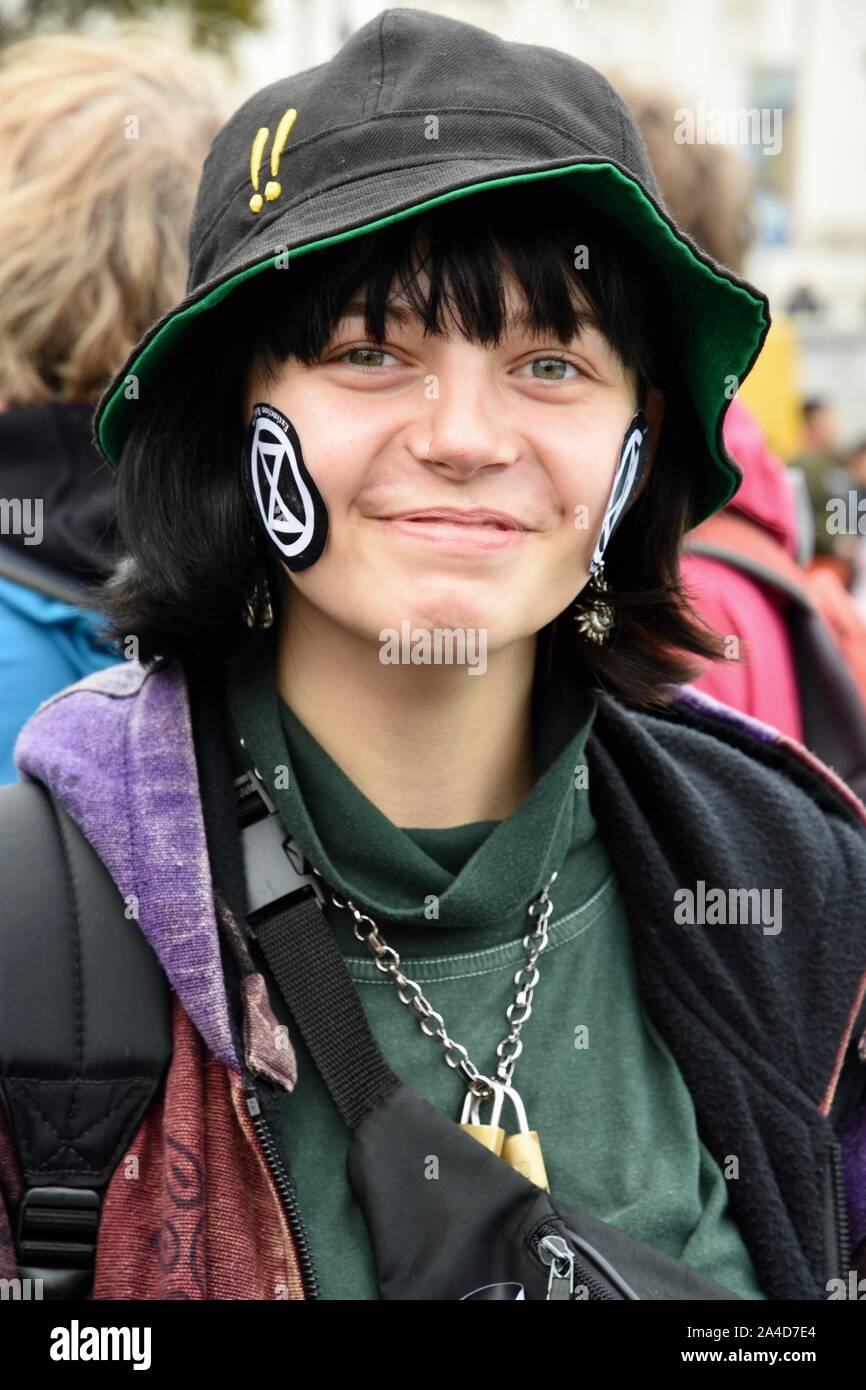 Demonstrant mit ER Aufkleber, Aussterben Rebellion Protest, Tag 6, Trafalgar Square, London. Großbritannien Stockfoto