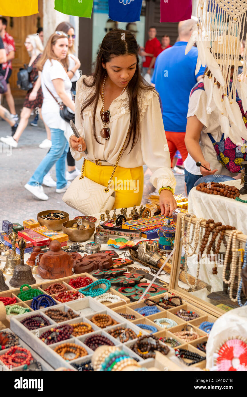 Alcalá de Henares, Madrid/Spanien. 10.13.2019. Straße mit typischen Tibet souvenirs Abschaltdruck Stockfoto
