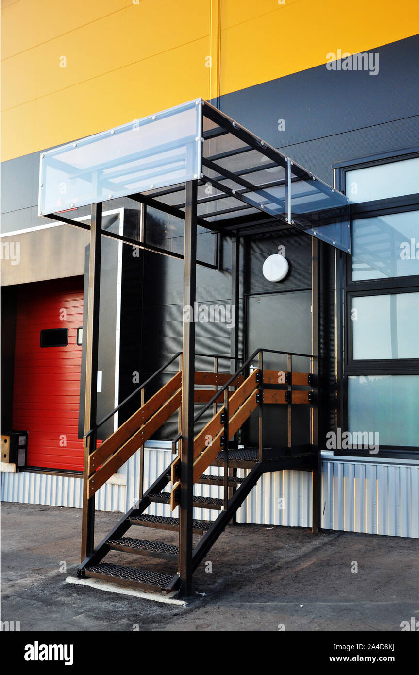 Metall Treppen und Veranda am Eingang des Büros eines Industrieunternehmens Stockfoto