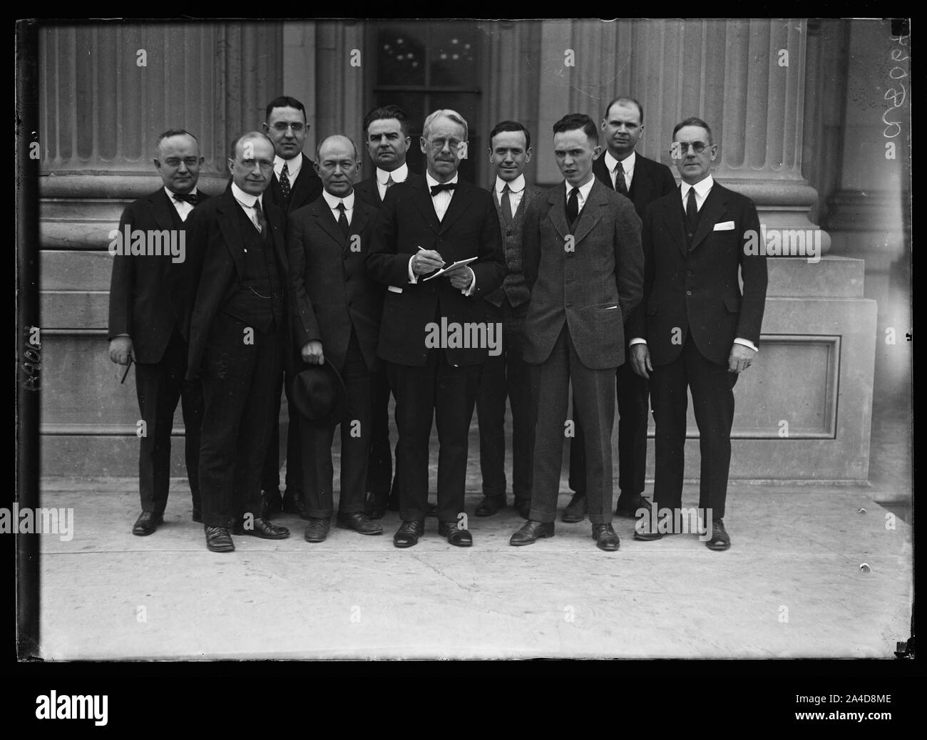 Die Zeitung Korrespondenten, die die Steuerreform Rechnung im Haus abgedeckt. Mit chmn fotografiert. William R. Grün von Iowa der Wege und Mittel Komm. Es war durch Chmn. Grüne und diese Männer, die das Land wurde auf den täglichen Fortschritt dieser wichtigen Rechtsvorschriften veröffentlicht. Erste Reihe, von links nach rechts: George A. Authier, A.L. Hayward, Chmn. Grün, Francis Stephenson, und Lewis Holz. 2. Reihe, John S. Coakley, Alfred H. Kirchofer, W.R. Harris, Paul McGahan, und Nelson M. Shepard Stockfoto