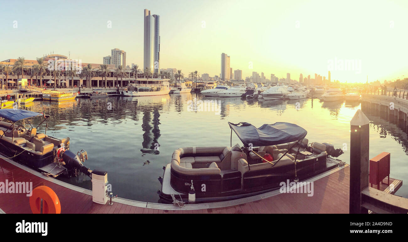 Die Skyline der Stadt und den Hafen bei Sonnenuntergang, Salmiya, Kuwait Stockfoto