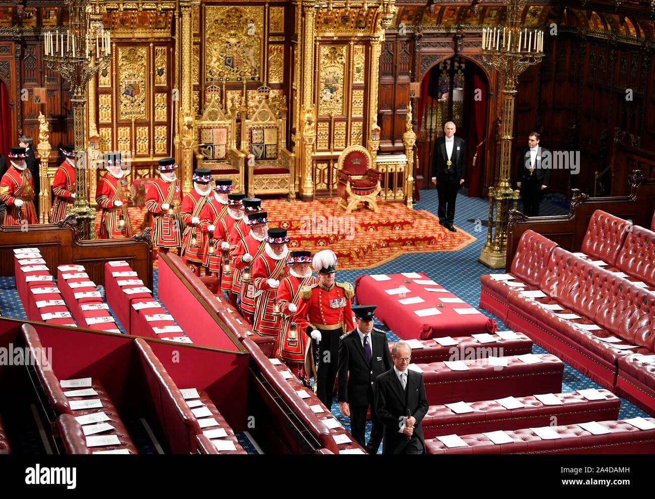 Mitglieder der Yeoman Guard in der Kammer Osten Galerie vor der Queen's Rede bei der Eröffnung des Parlaments in das House of Lords im Palast von Westminster in London. Stockfoto