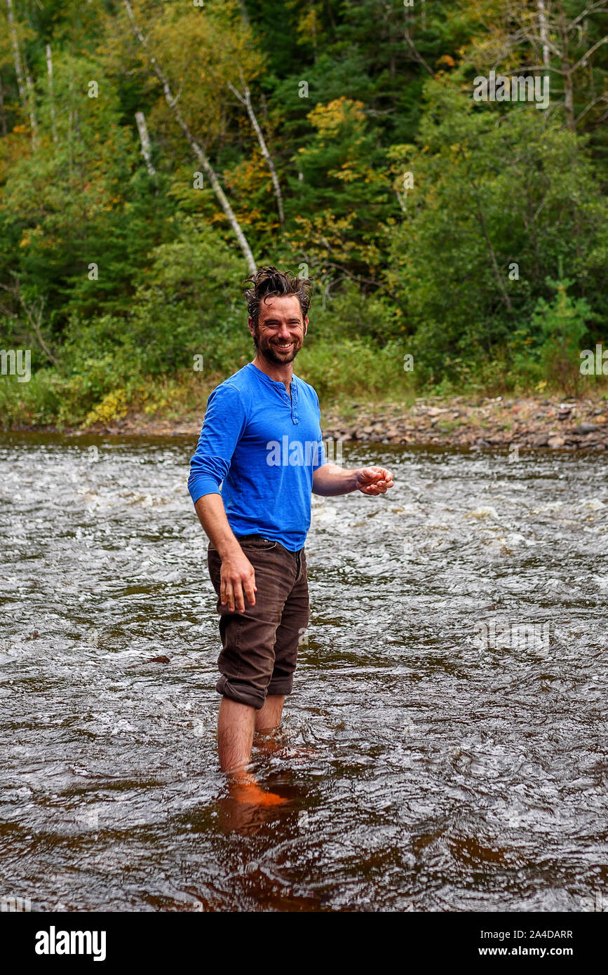 Lächelnde Menschen waschen die Haare in einem Fluss, United States Stockfoto