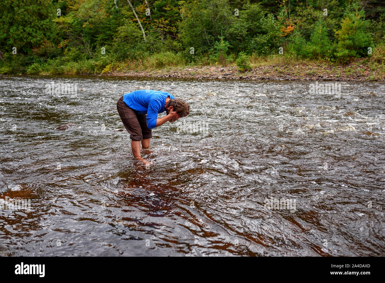 Man wäscht sich die Haare in einem Fluss, United States Stockfoto