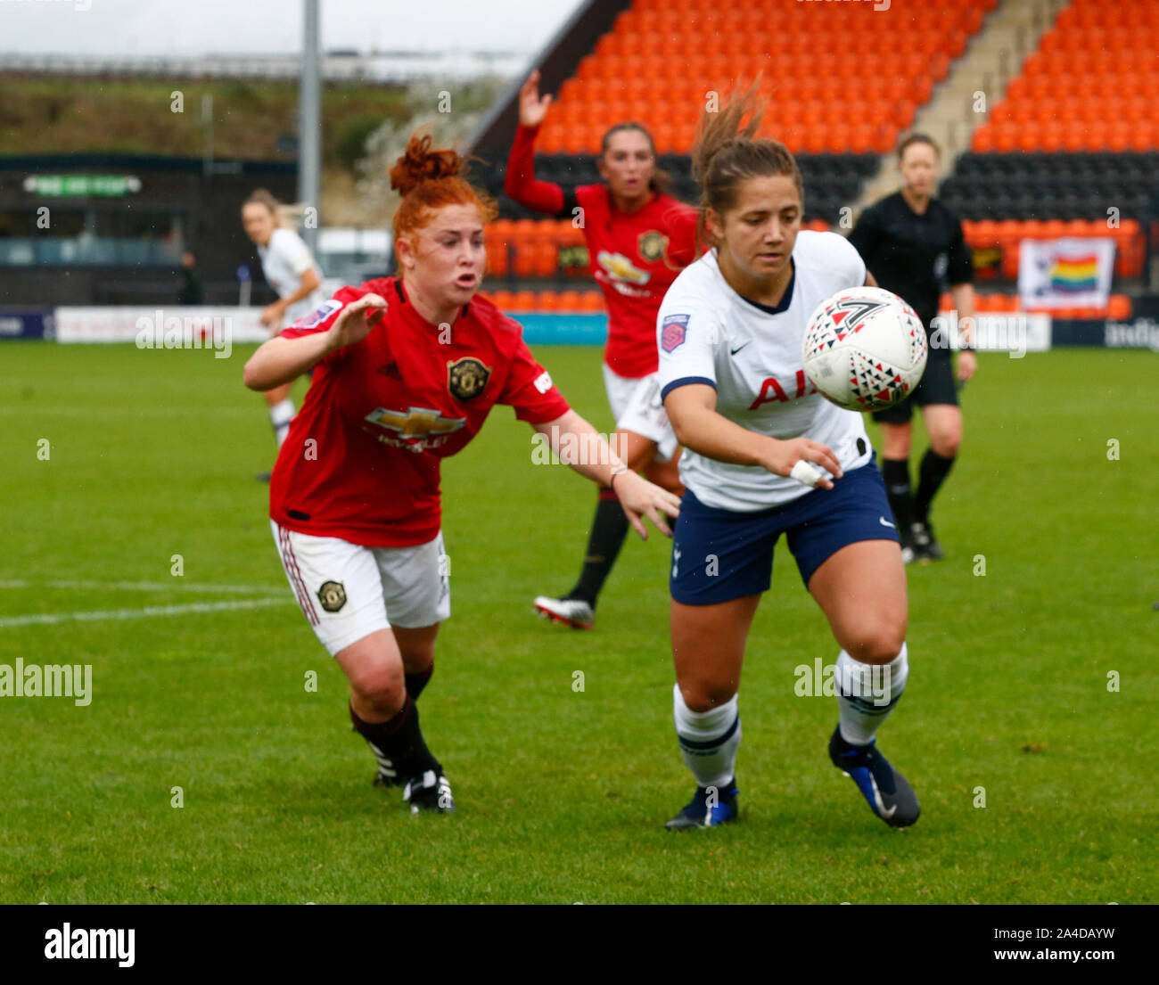 LONDON, VEREINIGTES KÖNIGREICH 13. Oktober. L-R Martha Harris von Manchester United Frauen und Kit Graham von Tottenham Hotspur Damen während Barclays FA Frauen Stockfoto