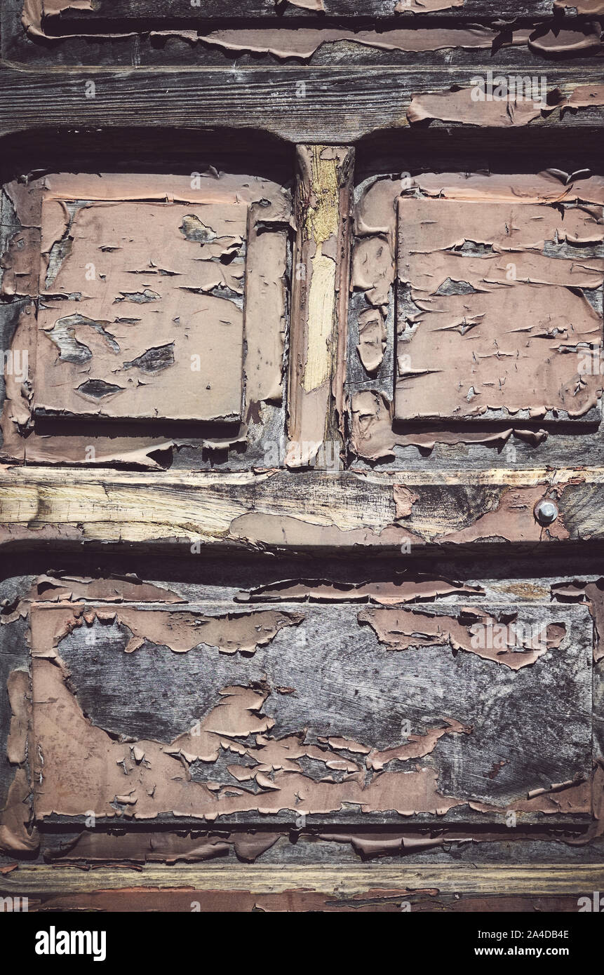 Alte Holztür mit abblätternder Farbe, Farbe Tonen angewendet. Stockfoto