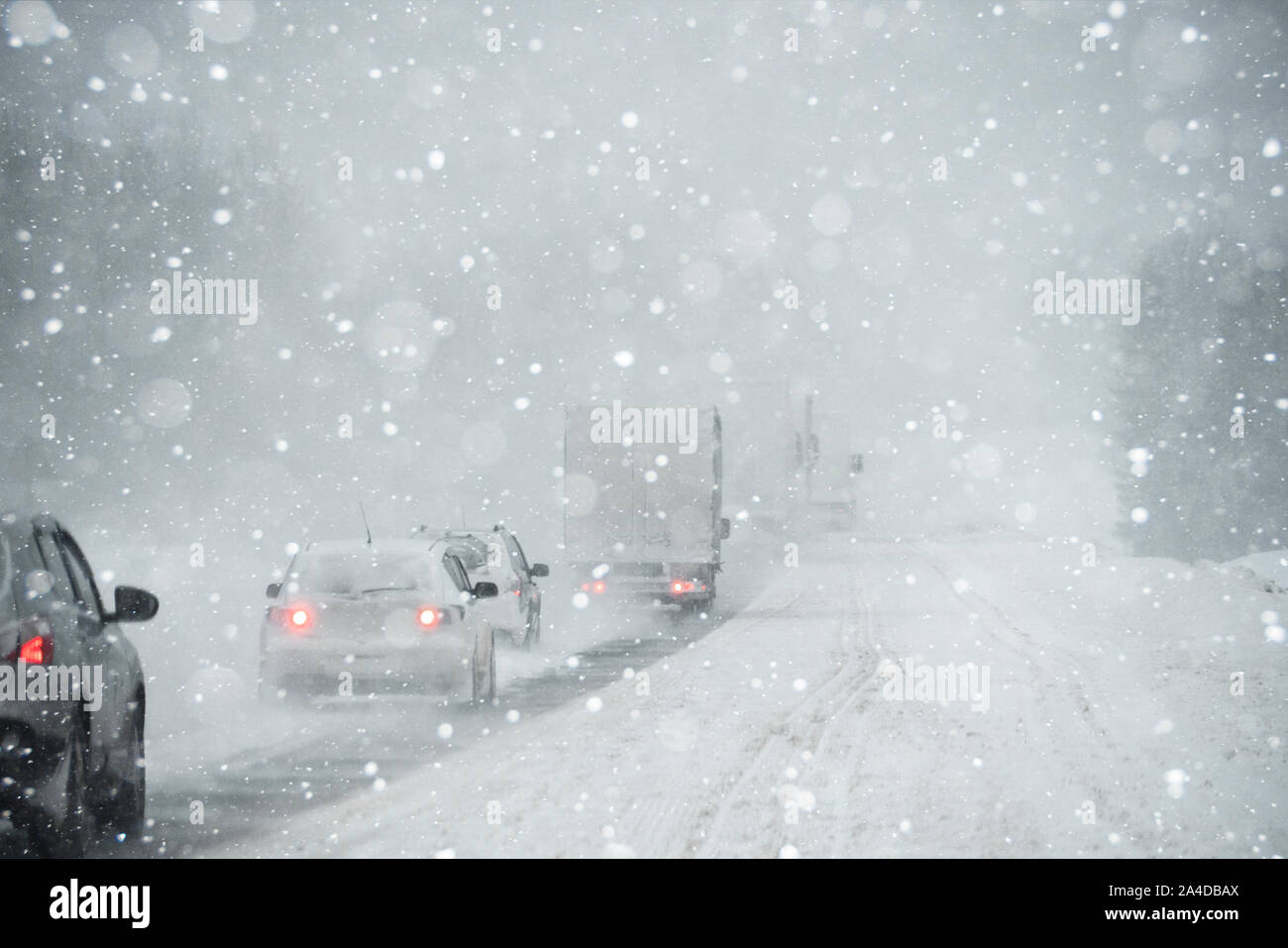 Er auto Fahren auf winterlichen Straßen in einem Blizzard Stockfoto