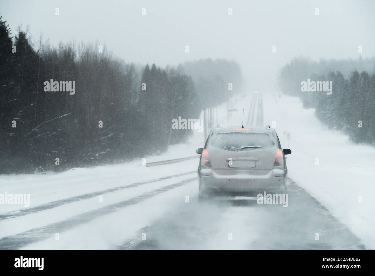 Er auto Fahren auf winterlichen Straßen in einem Blizzard Stockfoto