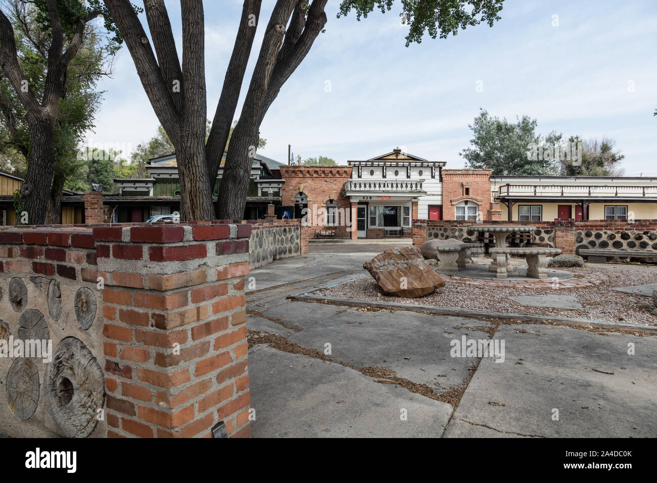 Die Vergangenheit wird lebendig auf den Ebenen Trading Post - einschließlich der Plains Hotel, wo Neil Goodrich alle oder einen Teil der 40 historischen Western Gebäuden erhalten eine operarting Western Komplex in Douglas zu konstruieren, Wyoming Stockfoto
