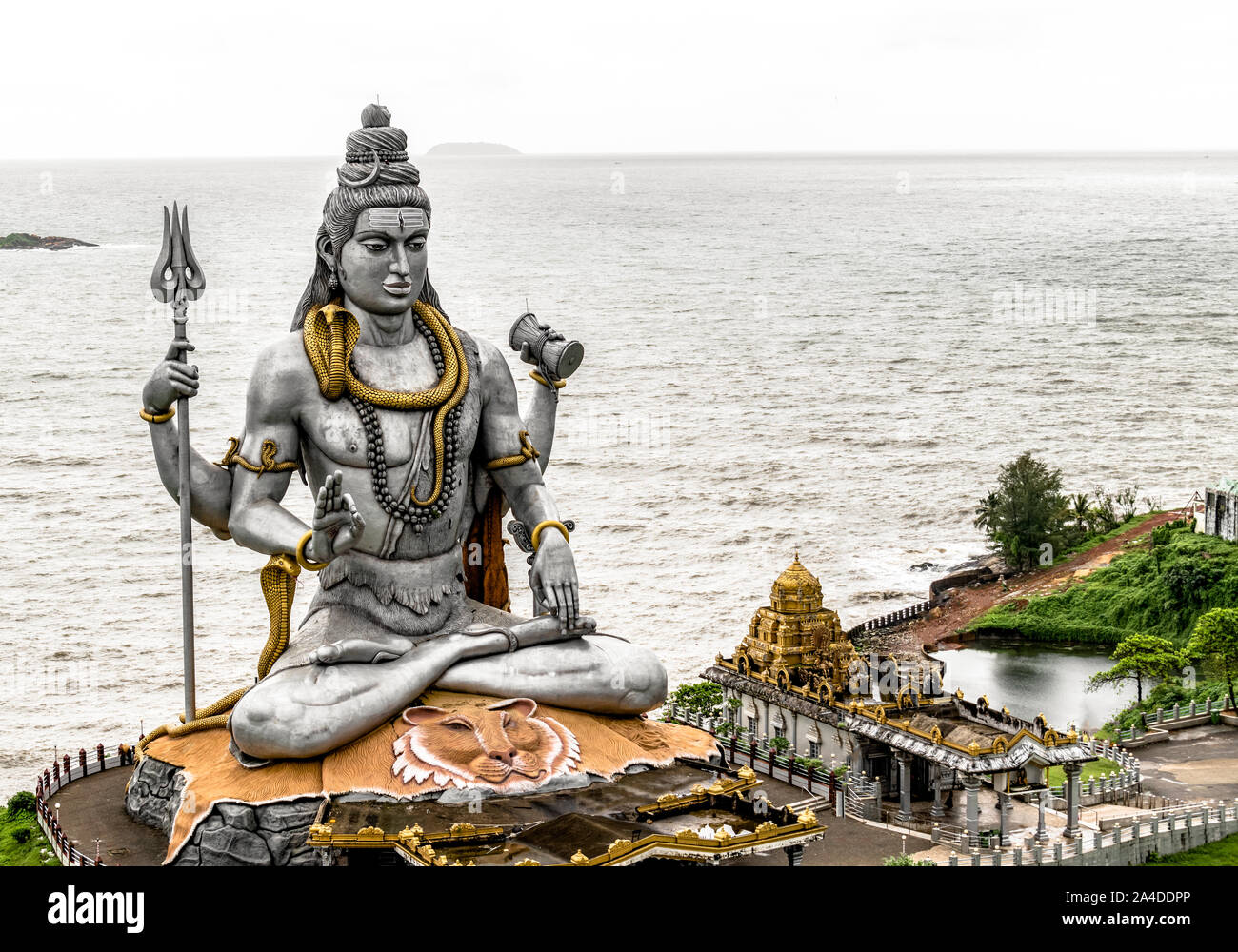 Statue der hinduistischen Mythologie Gott Shiva in Murdeshwar, Karnataka. Diese 123 Meter Statue ist am Arabischen Meer Küste und ist seine zweite höchste Statue. Stockfoto