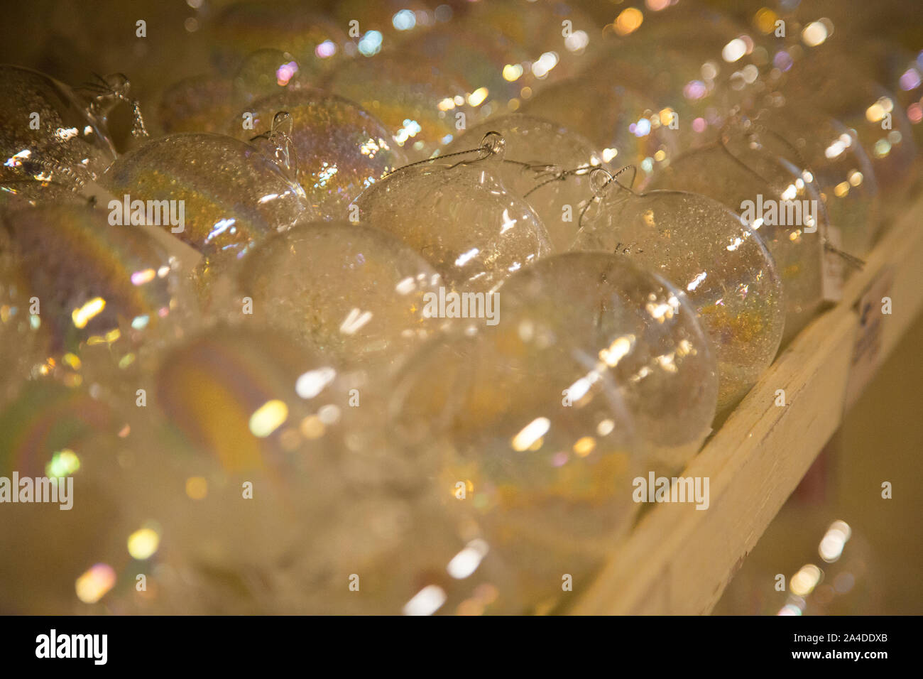 Glas Weihnachten Kugeln auf einem Regal eines Dekoration Shop gestapelt Stockfoto