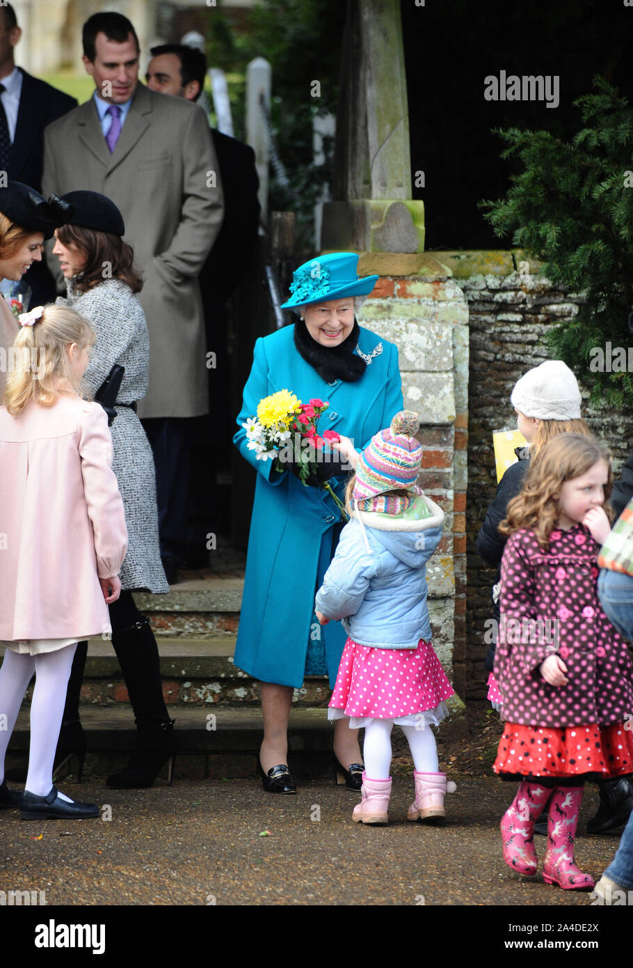 Foto muss Gutgeschrieben © Kate Grün/Alpha Presse 076785 25/12/12 Prinzessin Eugenie, Prinzessin Beatrice, Frau Louise Windsor, Peter Phillips mit Königin Elizabeth II. in der St. Maria Magdalena Kirche in Sandringham, Norfolk für ein Weihnachten Service mit der Königlichen Familie Stockfoto