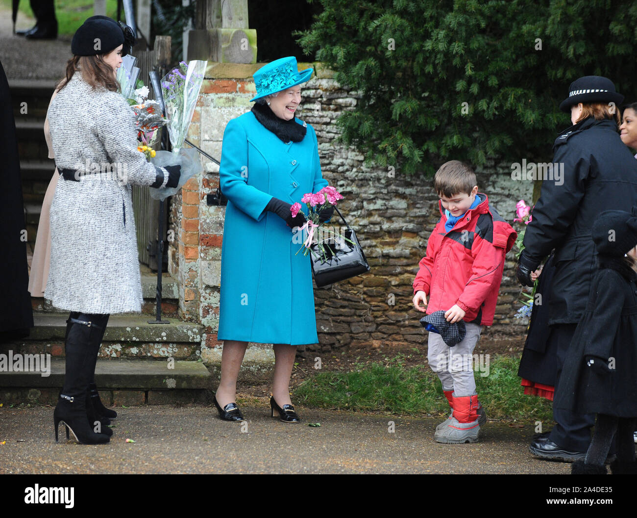 Foto muss Gutgeschrieben © Kate Grün/Alpha Presse 076785 25/12/12 Prinzessin Eugenie mit Königin Elizabeth II. in der St. Maria Magdalena Kirche in Sandringham, Norfolk für ein Weihnachten Service mit der Königlichen Familie Stockfoto