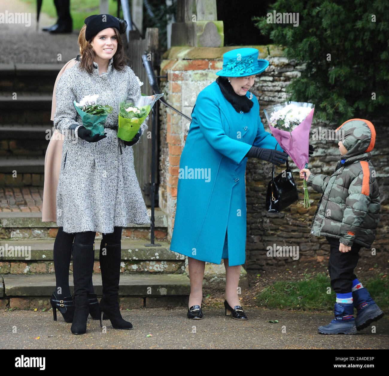 Foto muss Gutgeschrieben © Kate Grün/Alpha Presse 076785 25/12/12 Prinzessin Eugenie mit Königin Elizabeth II. in der St. Maria Magdalena Kirche in Sandringham, Norfolk für ein Weihnachten Service mit der Königlichen Familie Stockfoto