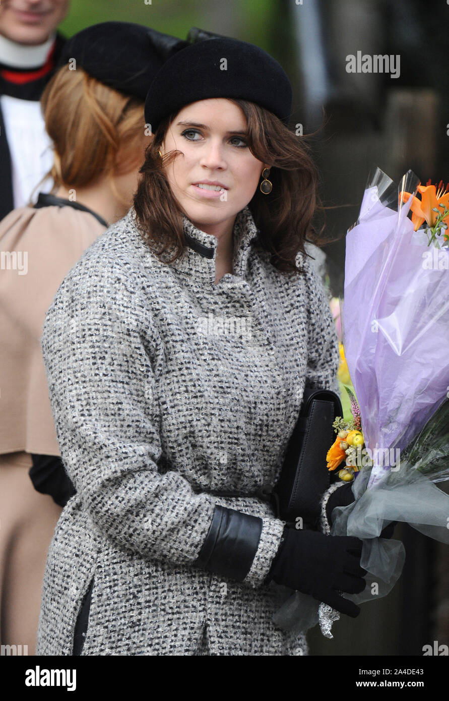 Foto muss Gutgeschrieben © Kate Grün/Alpha Presse 076785 25/12/12 Prinzessin Eugenie in der St. Maria Magdalena Kirche in Sandringham, Norfolk für ein Weihnachten Service mit der Königlichen Familie Stockfoto