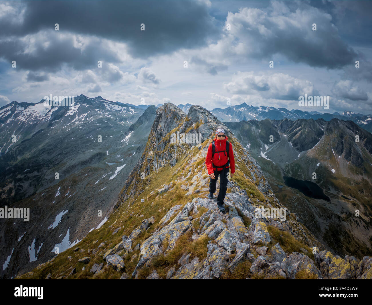 Frau wandern entlang Kamm eines Berges, Österreichischen Alpen, Bad Gastein, Salzburg, Österreich Stockfoto