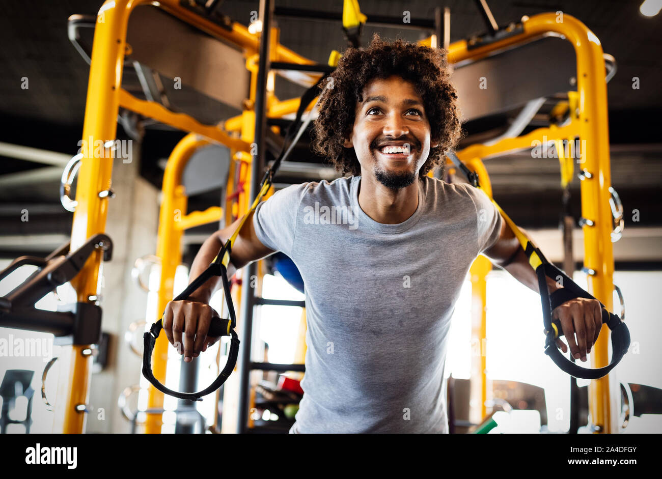 Mann Training mit trx fitness Bänder in der Turnhalle. Workout gesunder Lebensstil Sport Konzept Stockfoto