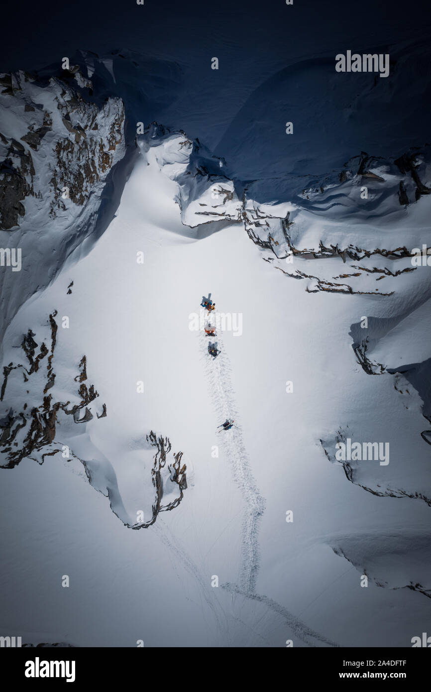 Vier Skifahrer Wandern auf einen steilen Hang im Backcountry des Skigebiet Gastein, Salzburg, Österreich Stockfoto