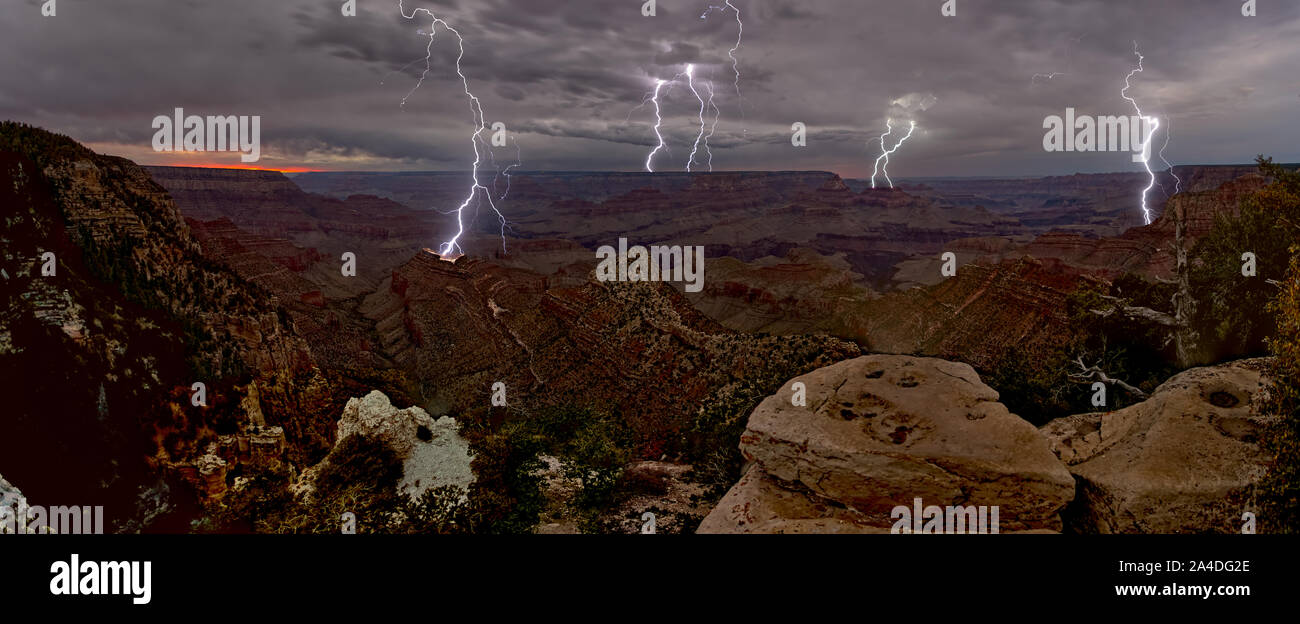 Blitz bei Sonnenuntergang über Grand Canyon, Arizona, United States Stockfoto