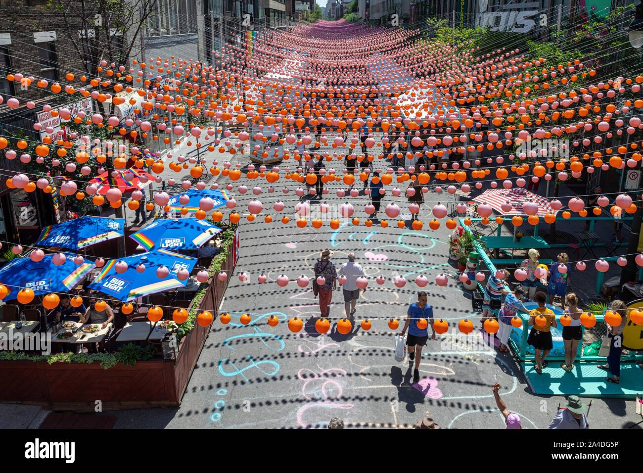 Nachbarschaft DES GAY VILLAGE RESERVIERT FÜR FUSSGÄNGER IM SOMMER UND IN DEN FARBEN DES REGENBOGENS, RUE SAINTE-CATHERINE, MONTREAL, QUEBEC, KANADA EINGERICHTET Stockfoto