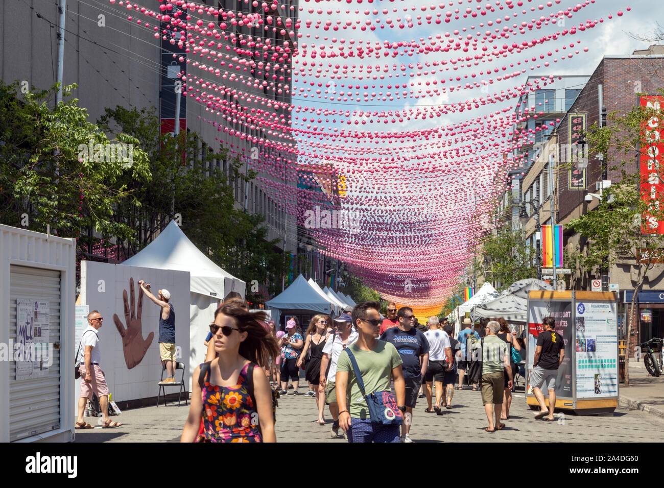Nachbarschaft DES GAY VILLAGE RESERVIERT FÜR FUSSGÄNGER IM SOMMER UND IN DEN FARBEN DES REGENBOGENS, RUE SAINTE-CATHERINE, MONTREAL, QUEBEC, KANADA EINGERICHTET Stockfoto