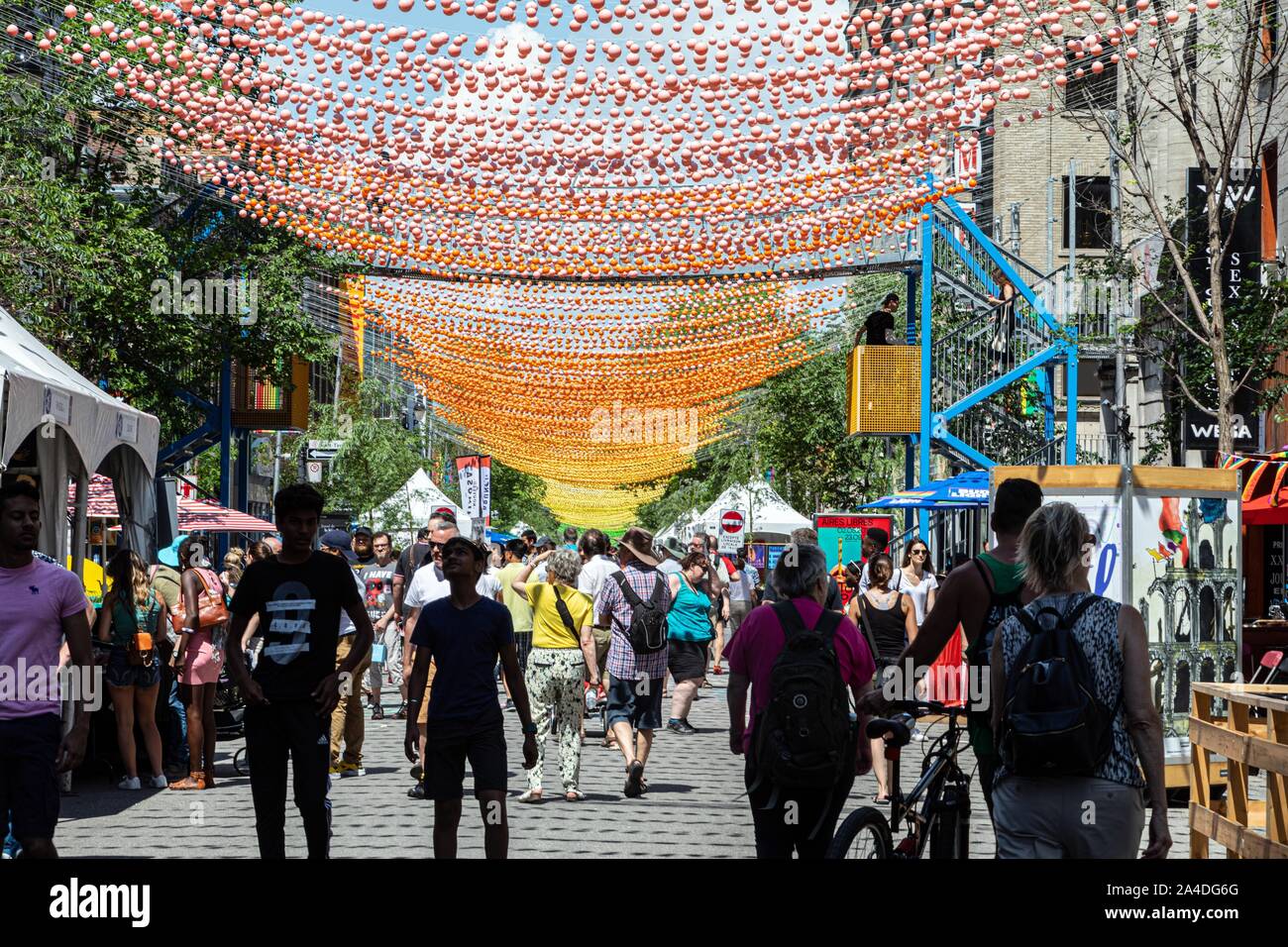 Nachbarschaft DES GAY VILLAGE RESERVIERT FÜR FUSSGÄNGER IM SOMMER UND IN DEN FARBEN DES REGENBOGENS, RUE SAINTE-CATHERINE, MONTREAL, QUEBEC, KANADA EINGERICHTET Stockfoto