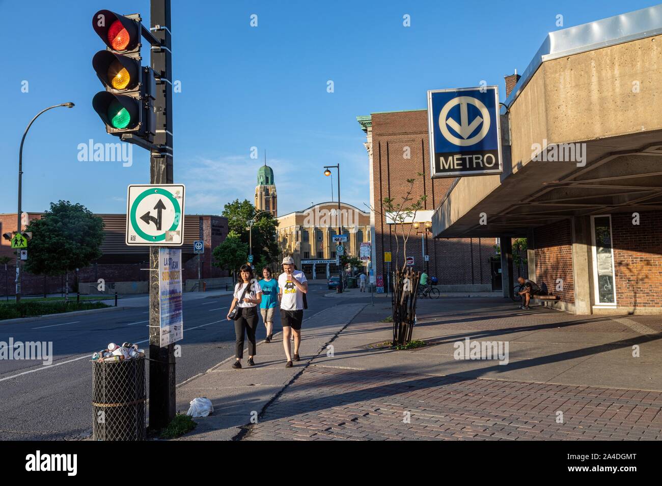 PLACE SAINT-HENRI METRO STATION UND FIREHOUSE, RUE SAINT-JACQUES, MONTREAL, QUEBEC, KANADA Stockfoto