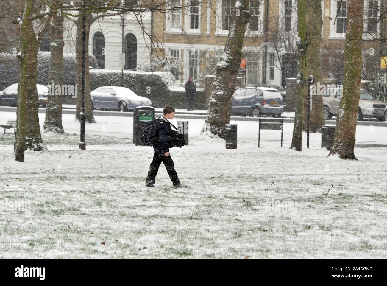 Foto muss Gutgeschrieben © Alpha Presse 066465 18/01/13 ein Schulkind werden Köpfe home Über Highbury Fields im Norden von London am Tag, wo die meisten der UK mit starker Schneefall betroffen ist Stockfoto