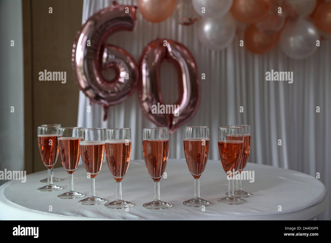 Mit Champagner Gläser für den 60. Jahrestag gefüllt Stockfoto