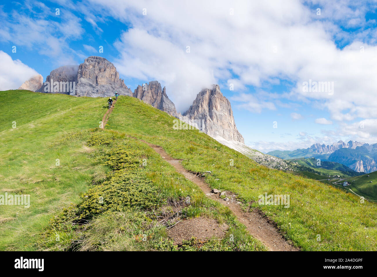 Zwei Personen Mountainbiken über Passo Sella, Gröden, Südtirol, Italien Stockfoto