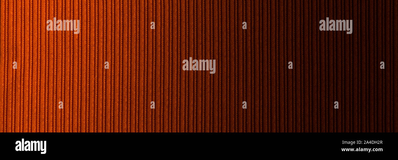 Dekorativer Hintergrund braun-orange Farbe, gestreifte Textur horizontale Gradienten. Wallpaper Kunst Design Stockfoto