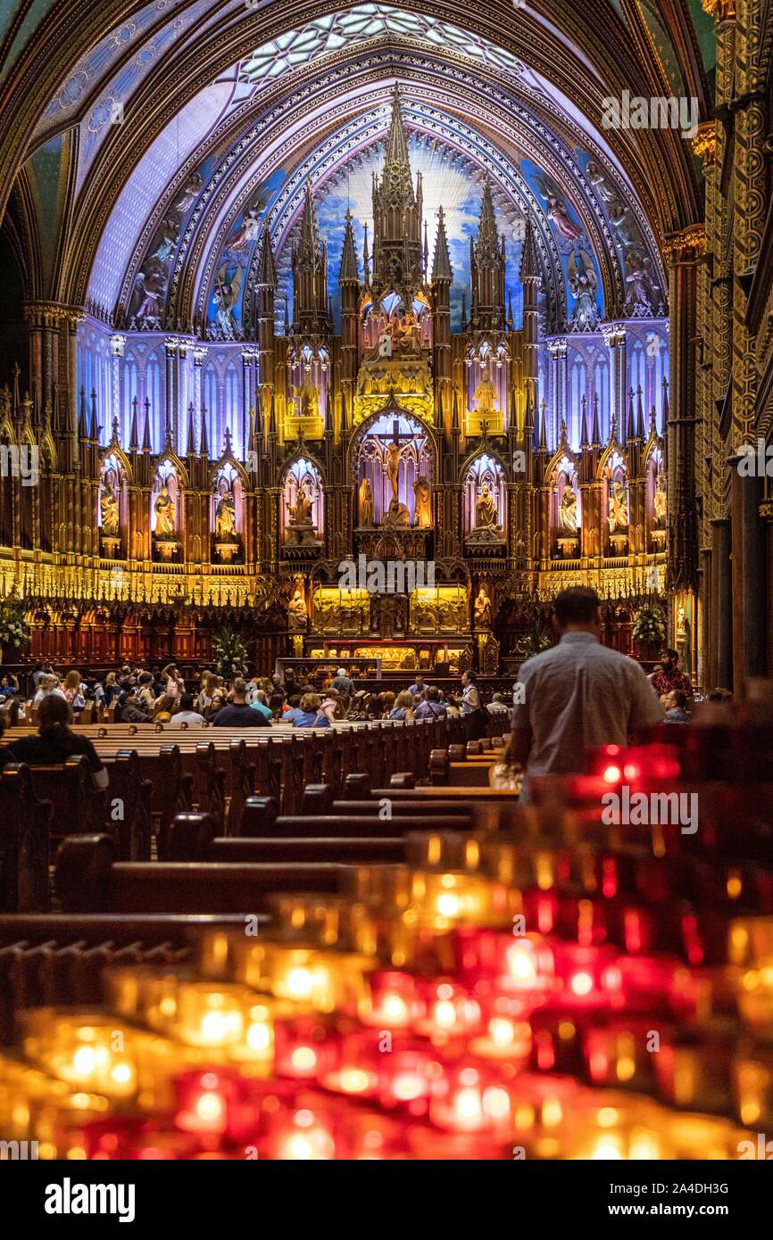 Kerzen VOR DEM HEILIGTUM UND CHOR ALTARBILD IN DER NOTRE-DAME VON MONTREAL BASILIKA, MONTREAL, QUEBEC, KANADA Stockfoto