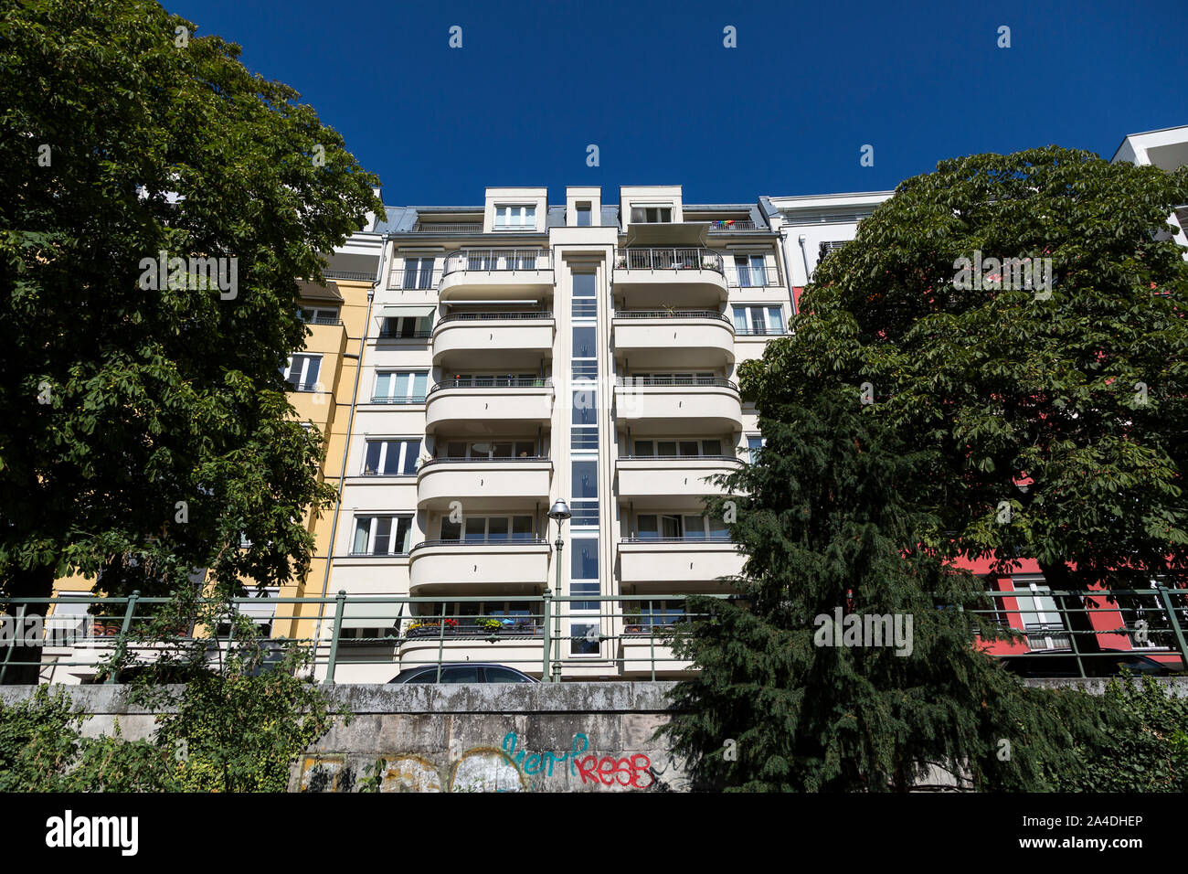 Mehrfamilienhaus in Berlin im Sommer Stockfoto