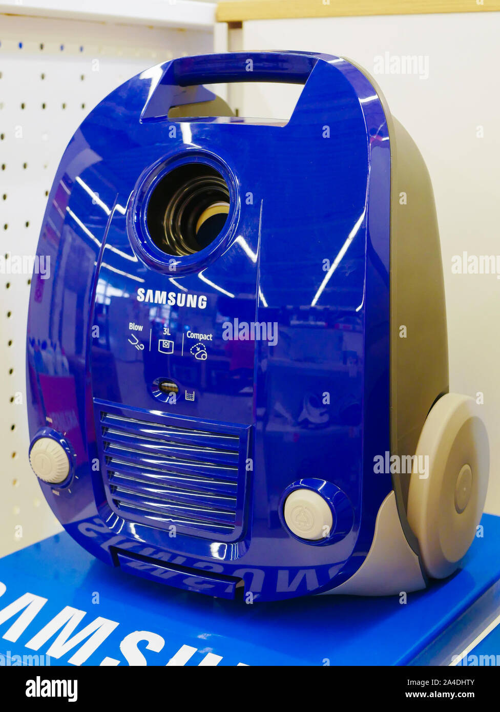 Blau Staubsauger. an der Ladentheke. stand auf einem Regal eines speichern. Stockfoto