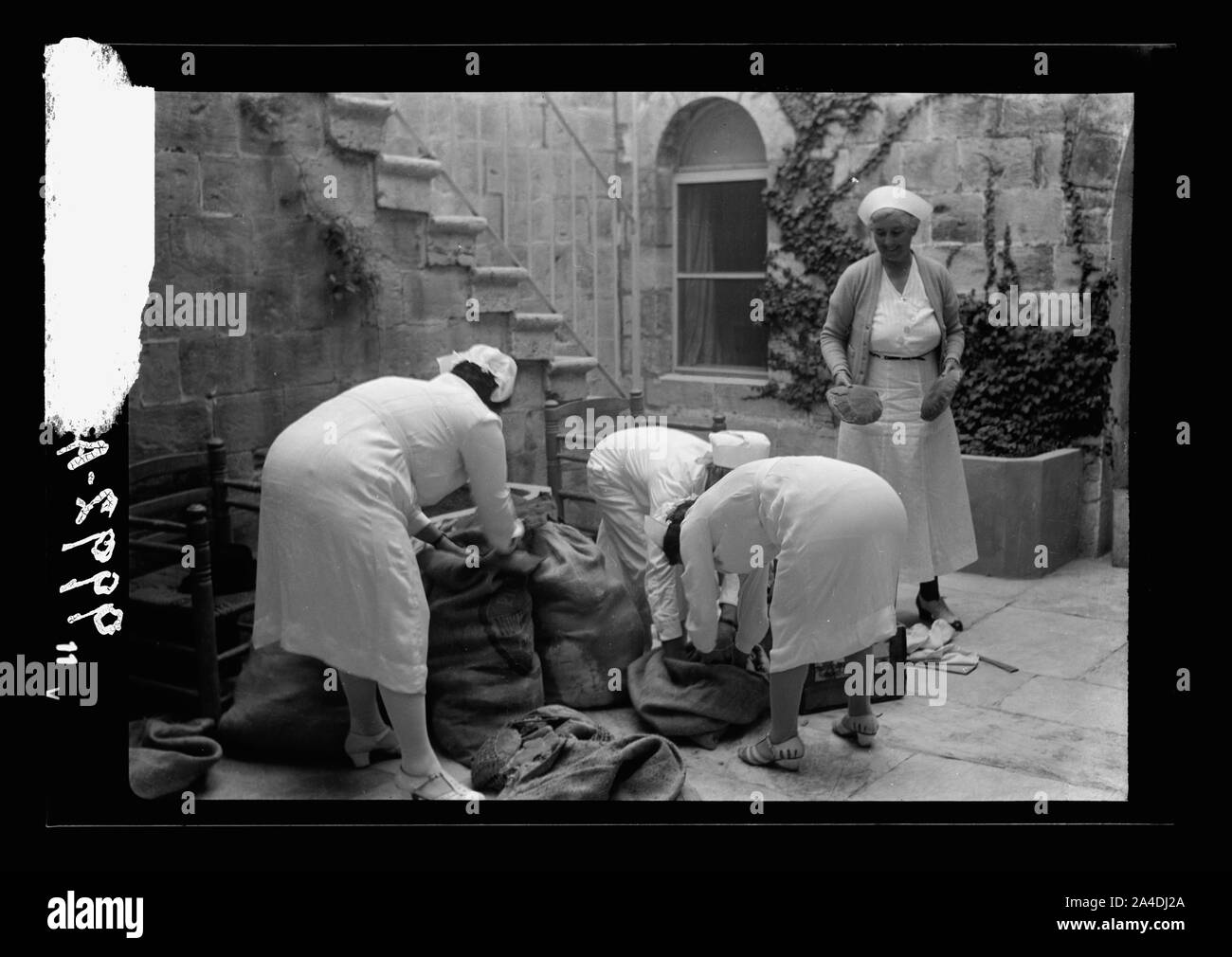 Die Hebung der Belagerung von Jerusalem. Hof der Anna Spafford Baby Home Übersicht Frau Vester & Krankenschwestern mit Körben von Brot für die Verteilung unter den Armen des Quartals Stockfoto