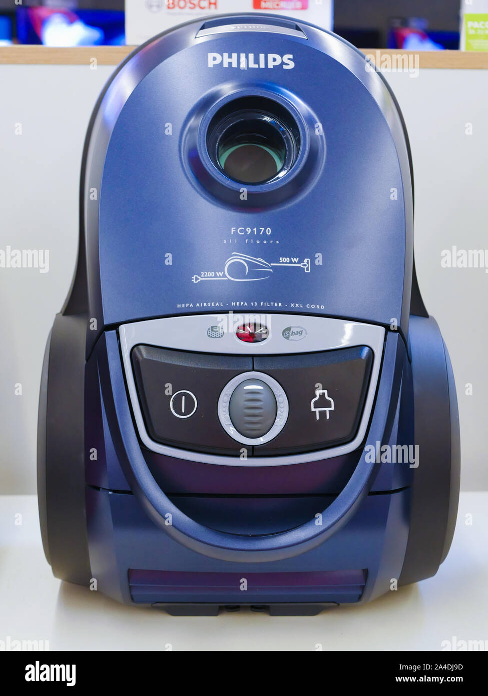 Blau Staubsauger. an der Ladentheke. stand auf einem Regal eines speichern. Stockfoto