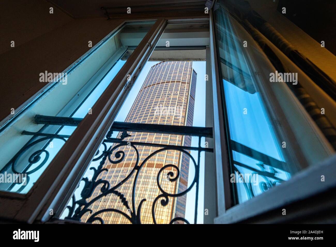 Blick AUS EINEM FENSTER DES HOTEL MIRAMAR über dem Turm Montparnasse 2, RUE DE L'arrivee, 15. Arrondissement, Paris, Frankreich Stockfoto