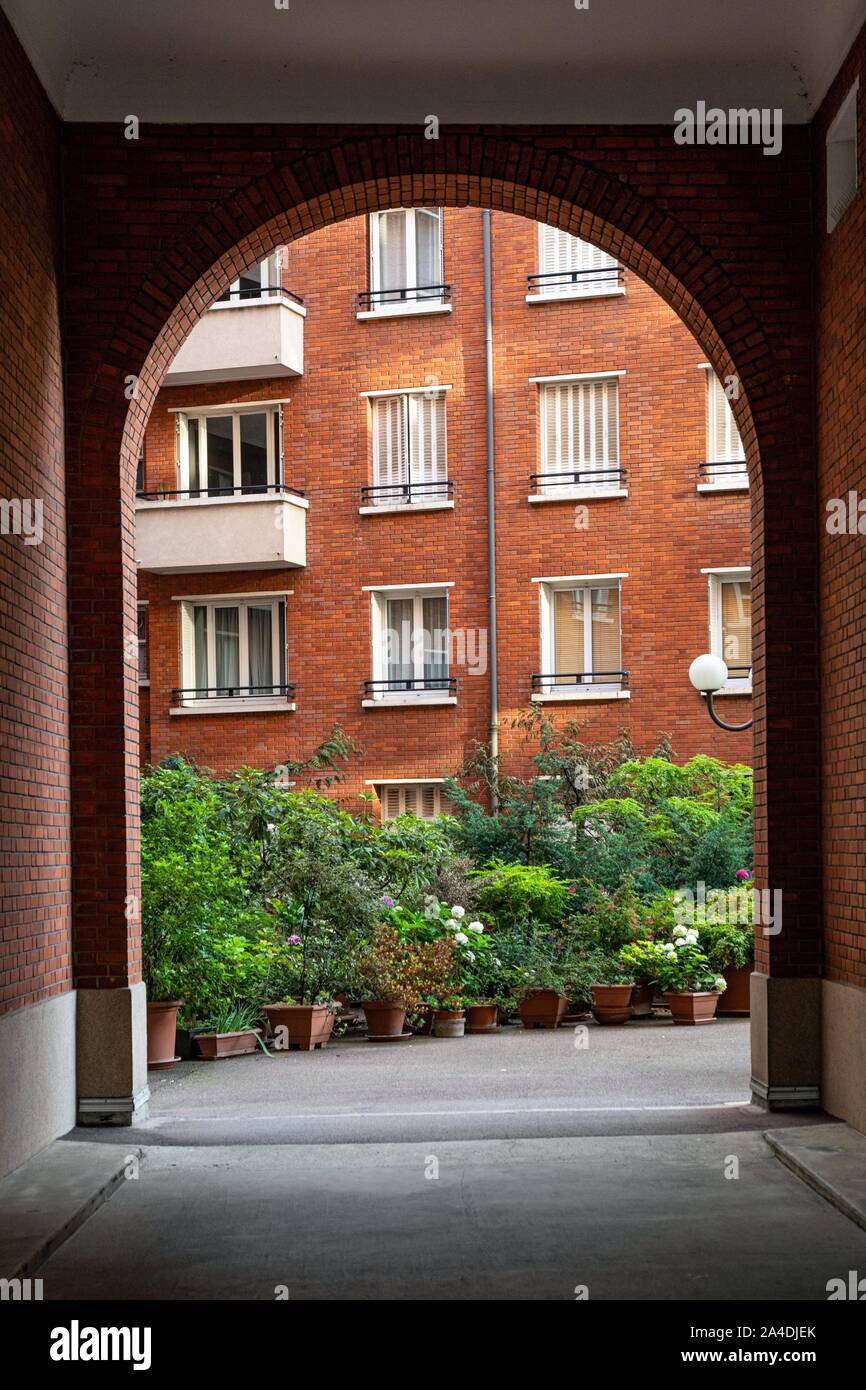 Eintritt in ein Gebäude und Innenhof, Boulevard Pasteur, 15. Arrondissement, Paris, Frankreich Stockfoto