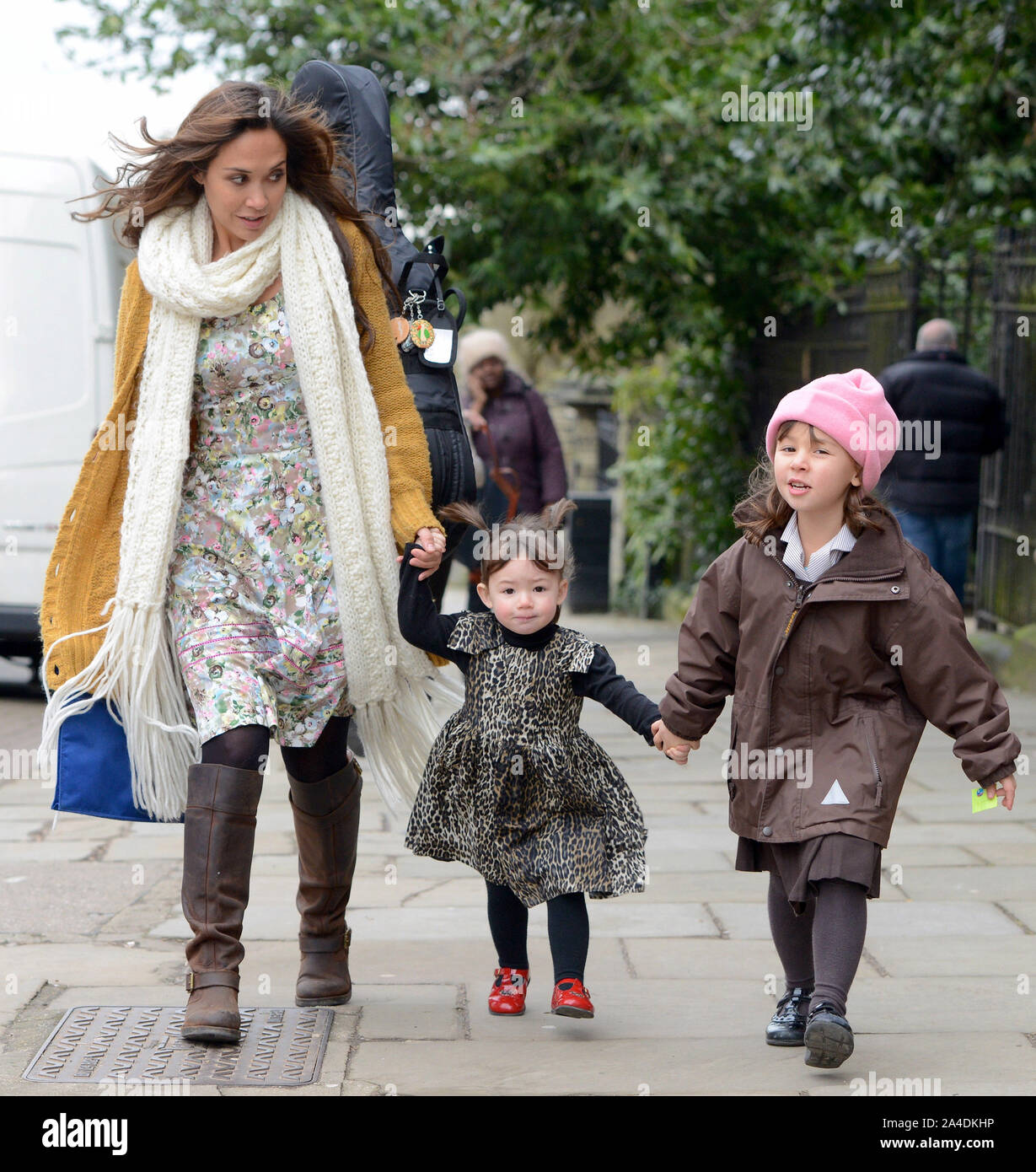 Foto muss Gutgeschrieben © Alex Huckle/Alpha Presse 067572 08/02/2013 Myleene Klass mit Töchtern Ava und Helden in North London. Stockfoto