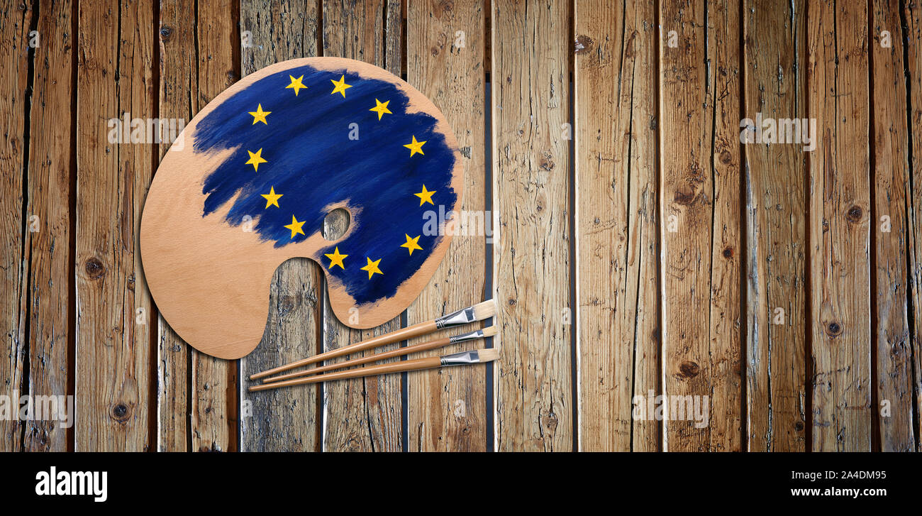 Holz- künstler Palette beladen mit europäischen Flagge Farben und Pinsel auf rustikalen Tisch-Konzept für Brexit Stockfoto