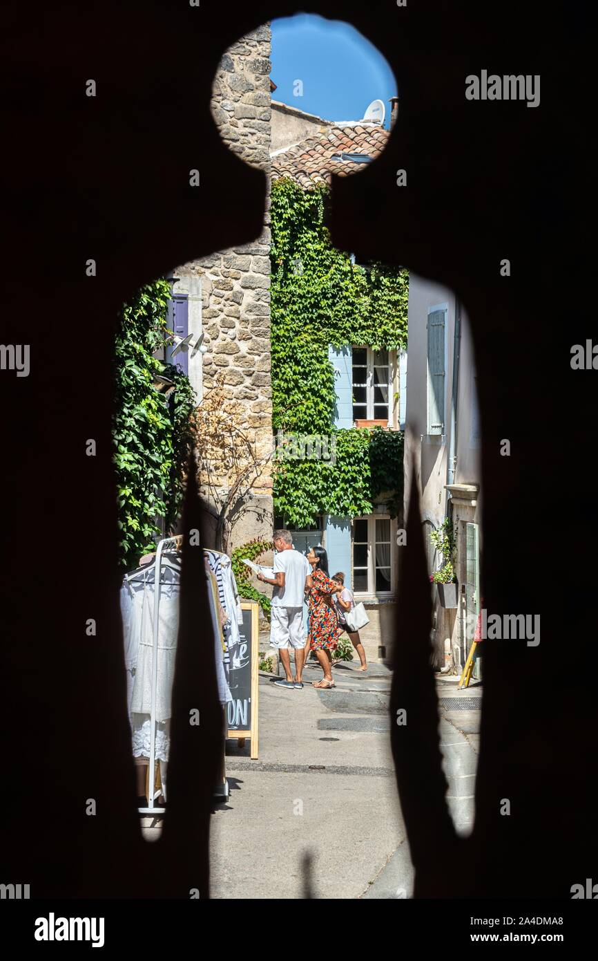 Kleidung SHOP IN DEN KLEINEN Gassen des Dorfes, LOURMARIN VAUCLUSE, Luberon, Frankreich Stockfoto