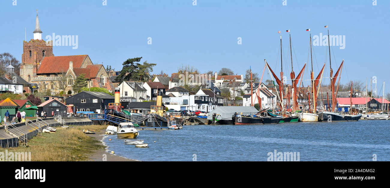 Maldon Essex Panoramablick riverside Quay und urbane Landschaft skyline blue sky Tag Masten der Themse Lastkähne vertäut am Tidal River Blackwater England Großbritannien Stockfoto