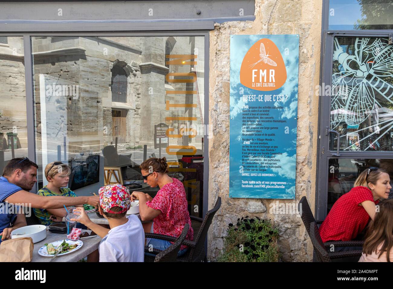 Kulturelle CAFE FMR mit seinen kulturellen Aktivitäten und Ausstellungen, PLACE DE LA LIBERTE, Isle-sur-la-Sorgue, Vaucluse, Luberon, Frankreich Stockfoto